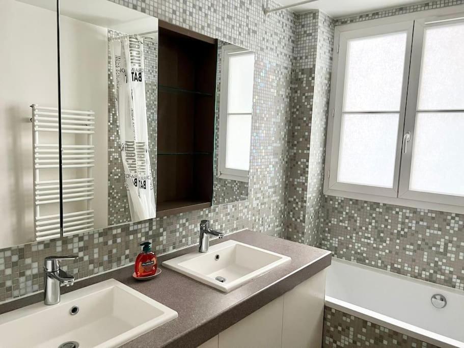 Constantinople * Paris